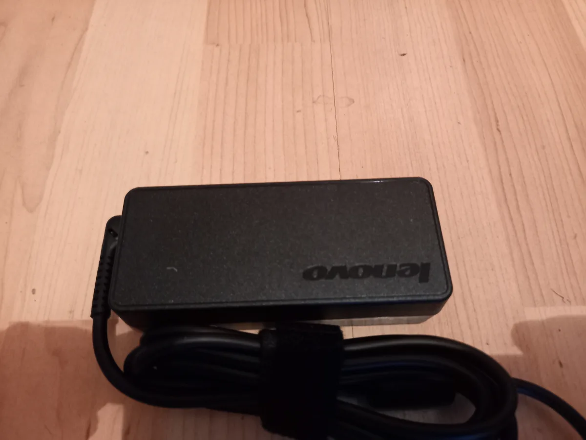 lenovo punjac v110-14 v130-14 v130-15ikb original novo